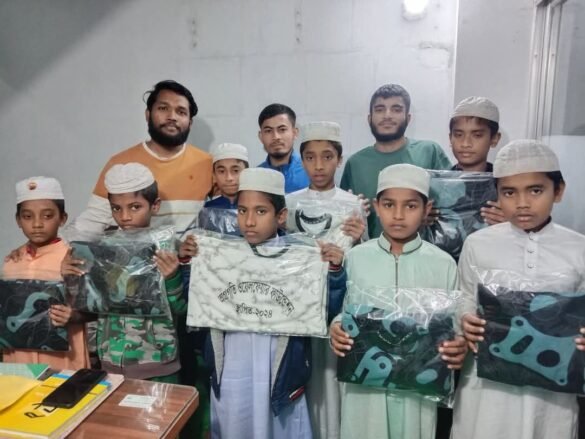 নারায়ণগঞ্জ শিশুদের মাঝে অগ্রগতির শীতবস্ত্র বিতরণ